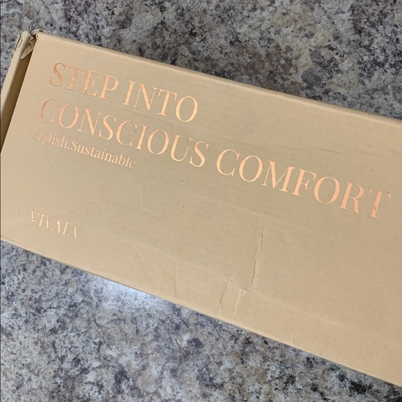 Elegant Cream and Black Almond-Toe Chunky Heels - Picture 14 of 17